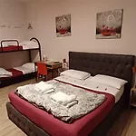 Alojamento de Acomodação e Pequeno-almoço Emmanueli65 Fronte Clinica Per 4 Matrimoniale E Castello 3*