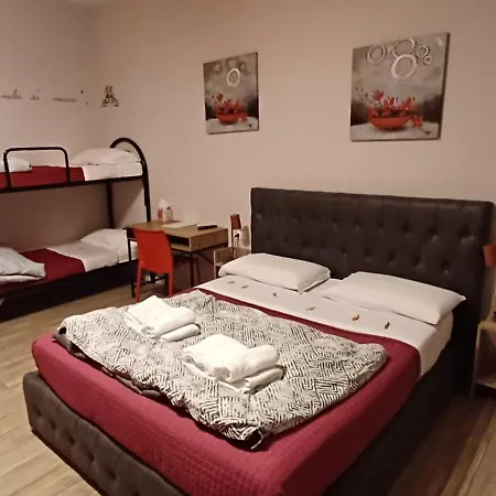 Alojamento de Acomodação e Pequeno-almoço Emmanueli65 Fronte Clinica Per 4 Matrimoniale E Castello 3*